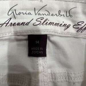 Women’s Gloria Vanderbilt all-around slimming white jeans. Size 14